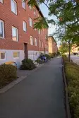 Gångbana utanför entrérna till hus vid Våmmedalsvägen i Våmmedal, Kållered, den 6 oktober 2016. Vy västerut.