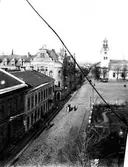 Vy över Kungsgatan mot norr, tagen ovanifrån. På reklamskylten närmast till vänster står det 