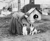 Hermine Henriques och två hundvalpar