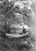 Lerums socken. Aspenäs herrgård, båt vid dammen bakom förvaltarbostaden, Hermine Henriques
