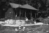 Lerums socken. Aspenäs herrgård, sjön Aspen. Lek vid jaktstugan i Rådjursviken