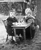 Lerums socken. Aspenäs herrgård. Edward Jr och Elsa Jacob vid bord dukat med dockservis