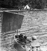 Lerums socken. Aspenäs herrgård, Rådjursviken. Segelbåt på sjön Aspen