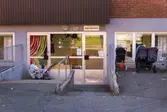 Entré till öppna förskolan med adress Våmmedalsvägen 94 i Våmmedal, Kållered, den 6 oktober 2016. På utsidan står ett par barnvagnar.
