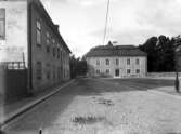 Västra Kyrkogatan med Biskopshuset och Konsistoriehuset, Västerås.