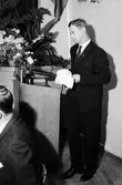 Stenmans verkstadsklubb tjugofem-årsjubileum 1939-1964 på Folkets Hus i Alingsås.

Klubbordföranden från fabriken i Eskilstuna.