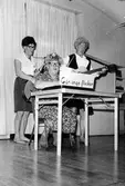 En grupp från Stenmans fabrik i Eskilstuna underhåller när Stenmans verkstadsklubb firar tjugofem-årsjubileum 1939-1964 på Folkets Hus i Alingsås.
