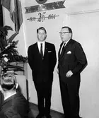 Stenmans verkstadsklubb tjugofem-årsjubileum 1939-1964 på Folkets Hus i Alingsås.

Från vänster: Verkstadsklubbens ordförande Herbert Pettersson, Direktör Sture Nilsson.
