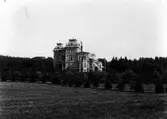 Vikaryd slott, beläget nära sjön Mjörn och väster om det gamla Vikaryd. Ägdes och beboddes av familjen Dickson. Uppfört 1885-1886 och revs 1946.