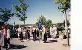 Hällesåkers Folkdanslag upträder utanför Servicehuset Brattåsgården, 1990-tal. Deltagarna är klädda i folkdräkt.