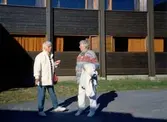 PRO Kållered är på utflykt till okänd ort, 2000-tal. Okänd kvinna står till vänster, Eivor Bjerrhede till höger.