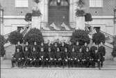 Polisen utanför rådhuset med jubileumsdekorationer år 1922. Enligt tysk modell ingick mustach och pickelhuva i utrustningen.