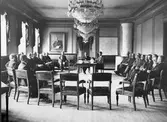 Stadsfullmäktige i Borås 17/9 1908. En del av ledamötena: Fabrikör Alfred Sandwall, Ingenjör Carl Nordendahl, Direktör Mauritz Wilssson, Kapten Otto Mannerfelt, Borgmästare Boberg, Ordförande Rektor Bengtzon, Rådman E. Elfman (sekreterare), Fabrikör Arvid Sprakarn, Direktör Axel Bergengren, Handlanden Claes Skoglund, Handlanden Albin Tidblad, Rektor Neuman, Häradshöfding Tor Odencrantz.
Porträtt av prosten Enander.
