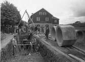 Stora kulverten läggs ner vid gässlösavägen år 1925. I bakgrunden Ljungbergs läderfabrik.