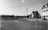 Skaraborgsvägen benämndes Esplanaden fram till Folkets Park. Till vänster byggdes Ryavallen som invigdes 1941. I huset till höger låg Café Esplanaden. Här fanns också en glassfabrik.  Kvarteret Lundby.