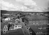 Vy från kvarteret Bachus med Österlånggatan och hotell Grand och skoaffären Oscaria år 1930.