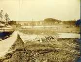 Bockasjögatan åt väster med Bockasjön år 1918.
Byggnaden till vänster är en gammal transformatorstation. Nyrenoverad på 2000-talet.