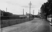 Järnvägsspår från Varbergsvägen. Sverigen Förenade Trikåfabrik i fonden år 1928.