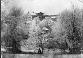 Borås Tekniska skola från stadsparken med Pompes lusthus år 1884.