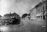 Österlånggatan med kvarteret Saturnus t.v. Den tomma platsen t.v. Sandwalls ångbryggeri år 1885.