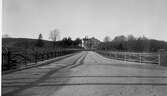 Särlabron med villa Särla som uppfördes av en berömd officer Warberg som bl.a. varit och studerat Amerikanska inbördeskriget. Foto taget år 1924. Särlabron revs på 1970-talet.