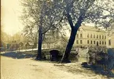 Gamla Västerbro år 1891 med Borås Nya Vattenfabrik i bakgrunden.