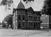 Sven Eriksonsplatsen mot nordväst med kvarteret Aborren, inrymmande Erikshills café, raksalong, cigarraffär och A B Depot Universal år 1925.