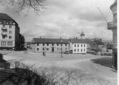 Sven Eriksonsplatsen med Nymanska gården i mitten år 1932. Nymanska huset är flyttat till friluftsmuseet i Ramnaparken.