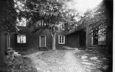 Gårdsinteriör från Nymanska huset vid Sven Eriksonsplatsen år 1932.