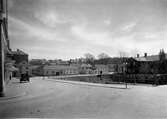 Strandgatan mot öster med kvarteret Perseus t.v, idag Sandwalls Plats. Fabriken Kilen t.h. i stadsparken. Bilden från 1928.
