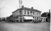 Stora Brogatan från Västerbro med kvarteret Morpheus i mellanplanet och cyckelaffären Anderson & Ström år 1927.