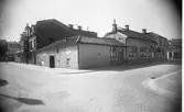T.v. Lilla Brogatan västerut x Hallbergsgatan norrut med kvarteret Morpheus i mellanplanet år 1927. Vi ser även Skoglunds-matsal och Likkistaffär.