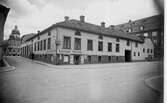 Lilla Brogatan mot öster x Stora Kyrkogatan med Kvarteret Nessus och Isakssons Fruktaffär år 1928.