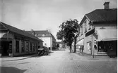 Hallbergsgatan norrut x Stora Brogatan med kvarteret Mars t.h. år 1927.