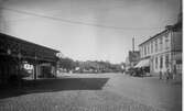 Fisktorget åt nordväst från Lilla Brogatan med Borås Åkeri t.v. och Anderson & Ström t.h. år 1929.