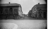 Holmsgatan söderut x Stora Brogatan med kvarteret Minerva t.h. inhysande Borås Pappershandel år 1927.