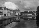 Södra Strandgatan mot öster med kvarteret Perseus t.v. år 1925.