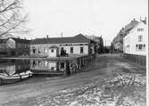 Teaterbron mot Västerlånggatan norrut med taxikur till vänster år 1922.