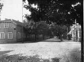 Lilla Brogatan västerut vid Holmsgatan med Hotell Borås i kvarteret  Priamus t.v. och Borås Mejeri t.h. år 1922.