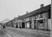 Stora Brogatan 9 i kvarteret Mars med två cigarraffärer taget 7 okt. 1918.