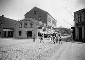 Stora Brogatan från Västerbro med Jenny Bergströms Matsalar i den större byggnaden t.v. år 1914.