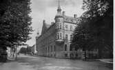 Åsbogatan mot öster med Borås Sparbank i kvarteret Vidar t.h. år 1929.