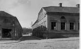 Smedsgatan mot väster från Österlånggatan i kvarteret Pollux. år 1925. Färgerifabrikör Lundberg byggde detta hus på 1800-talet.