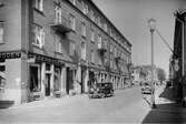 Österlånggatan mot norr från Smedsgatan med kvarteret Pollux t.v. år 1929.