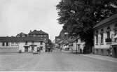 Södra Torget mot norr med Österlånggatan x Åsbogatan med kvarteret Romulus t.h. år 1929.