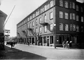 Österlånggatan från Lilla Brogatan med kvarteret Pollux t.h. år 1929.