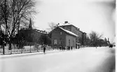 Åsbogatan med kvarteret Idun inhysande dåvarande Flickskolan år 1930.