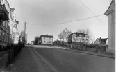 Övre Kvarngatan mot öster med kvarteret Uven 13 i fonden år 1928.