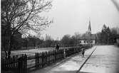 Första Villagatan mot norr med kvarteret Sidensvansen i mellanplanet år 1930. Huset i fonden är Borås stads första Folkets Hus, byggt 1901.