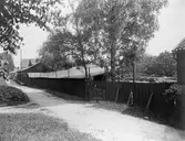 Sven-Eriksonsgatan åt nordväst år 1918.

Borås stads fattighus var beläget bakom planken. Kallades i folkmun för 